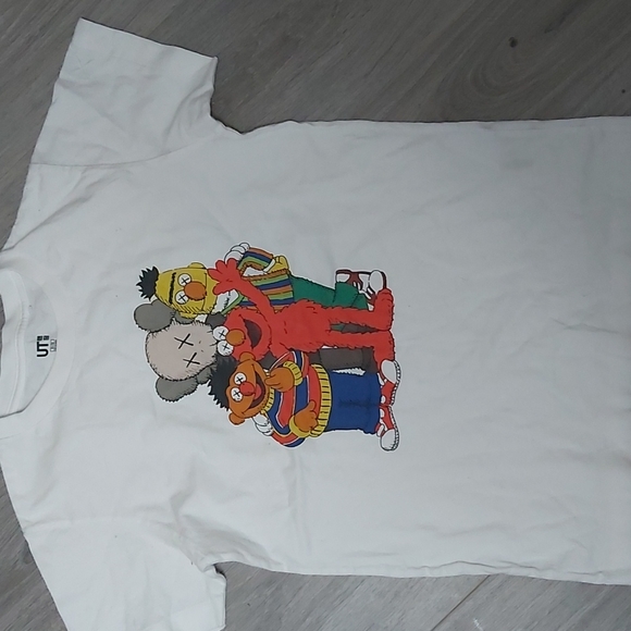 Kaws x uniqlo - Picture 1 of 2